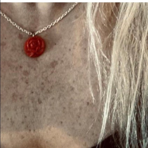 Antique red coral rose repurposed to a new handmade and necklace - Picture 3 of 9